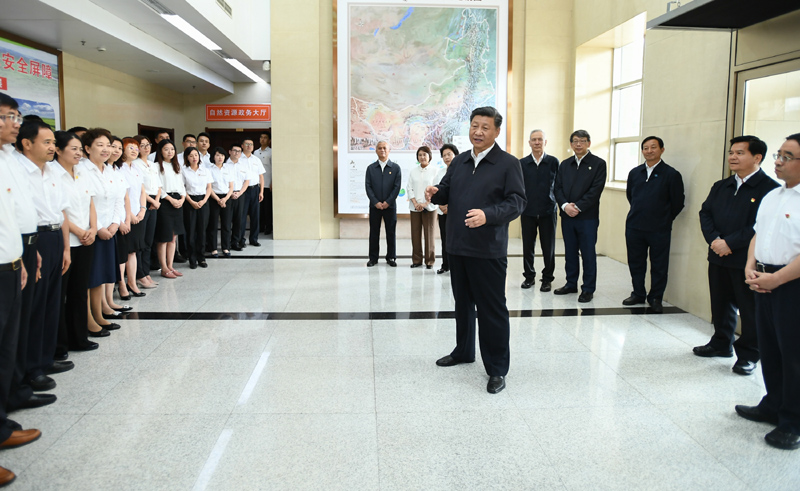 7月15日至16日,中共中央总书记、国家主席、中央军委主席习近平在内蒙古考察并指导开展“不忘初心、牢记使命”主题教育。这是16日上午,习近平到内蒙古自治区自然资源厅,实地调研指导开展“不忘初心、牢记使命”主题教育。